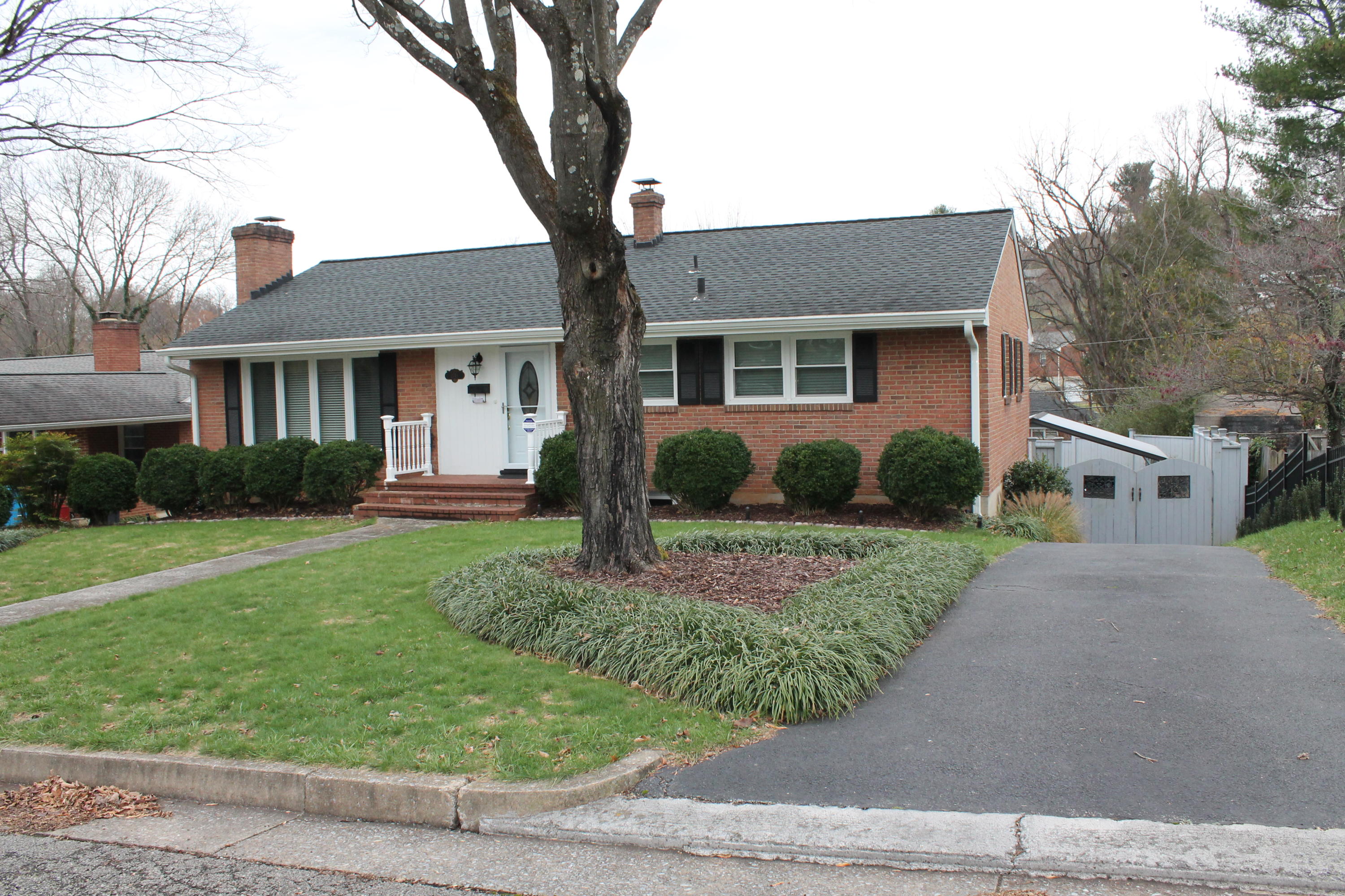 2749 Lofton Road Southwest Roanoke, VA 24015 - Photo 2 of 52 Front driveway