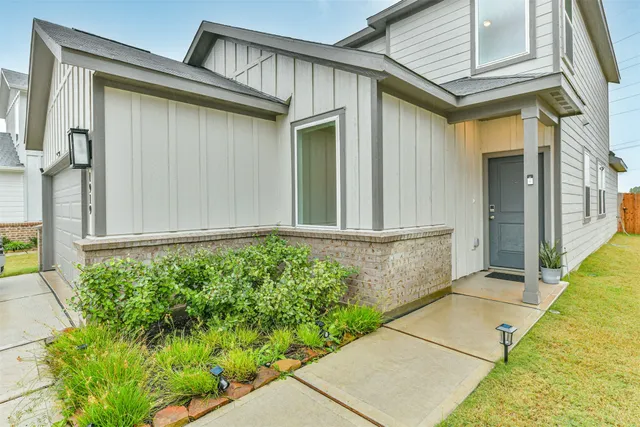 a view of house with garden