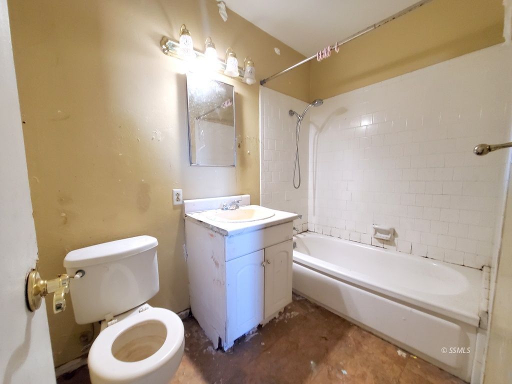 404 Lenore Street Ridgecrest, CA 93555 - Photo 11 of 30 a bathroom with a sink a toilet and a bathtub