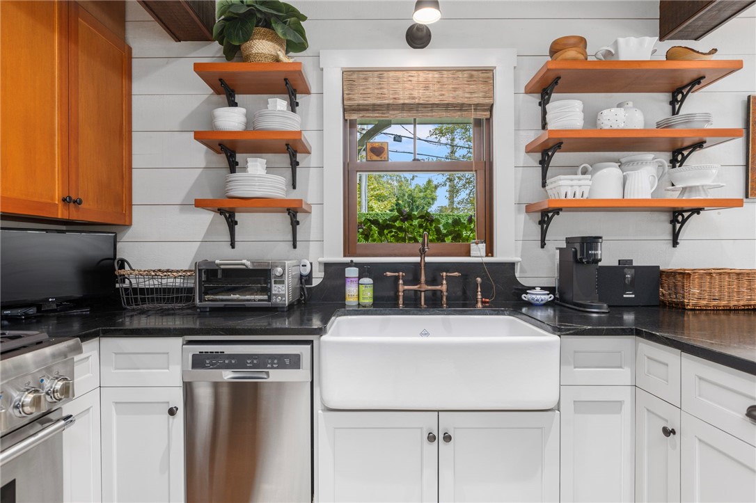 5 Ledge Road Newport, RI 02840 - Photo 12 of 38