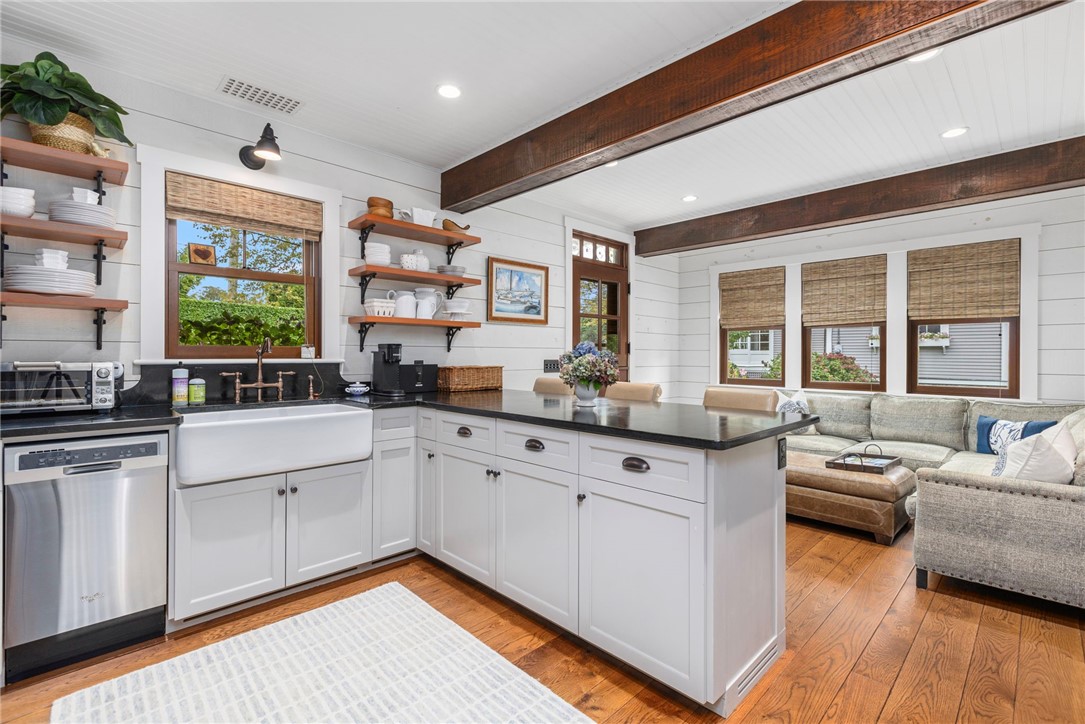 5 Ledge Road Newport, RI 02840 - Photo 8 of 38