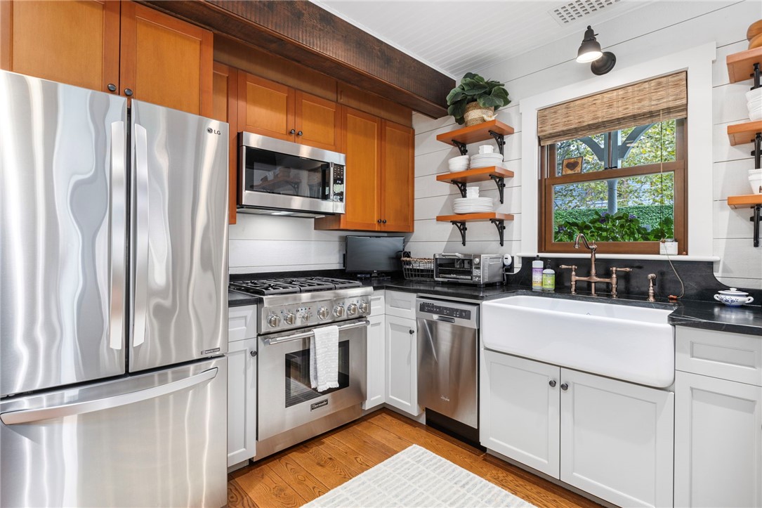 5 Ledge Road Newport, RI 02840 - Photo 10 of 38