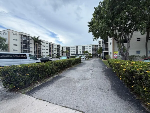 $1,600 | 220 Southwest 9th Avenue, Unit 402, Hallandale Beach, FL 33009