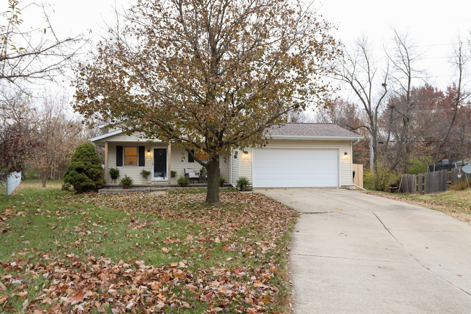 9 Timberview Drive Bloomington, IL 61701 - Photo 2 of 32