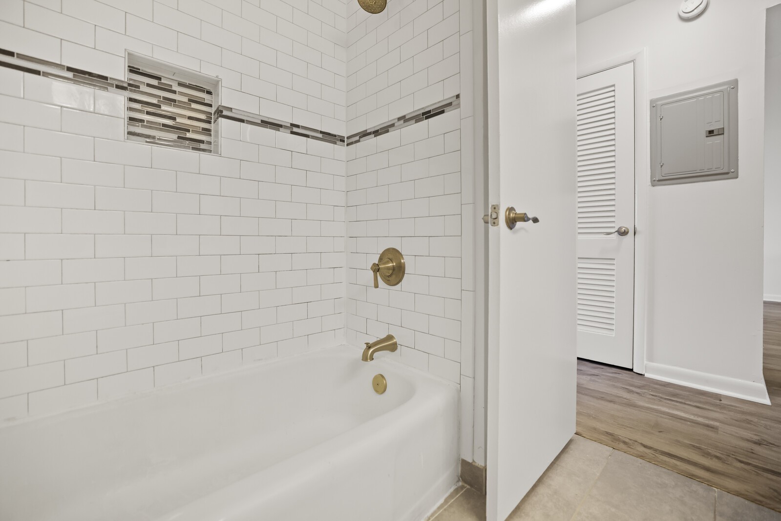 1900 Richard Jones Road, Unit K1 Nashville, TN 37215 - Photo 8 of 26 a bathroom with a shower