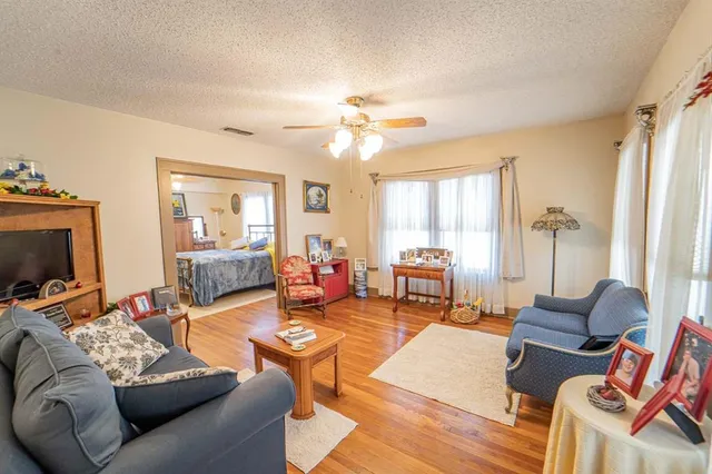 $325,000 | 900 West West Walker, Breckenridge, TX 76424