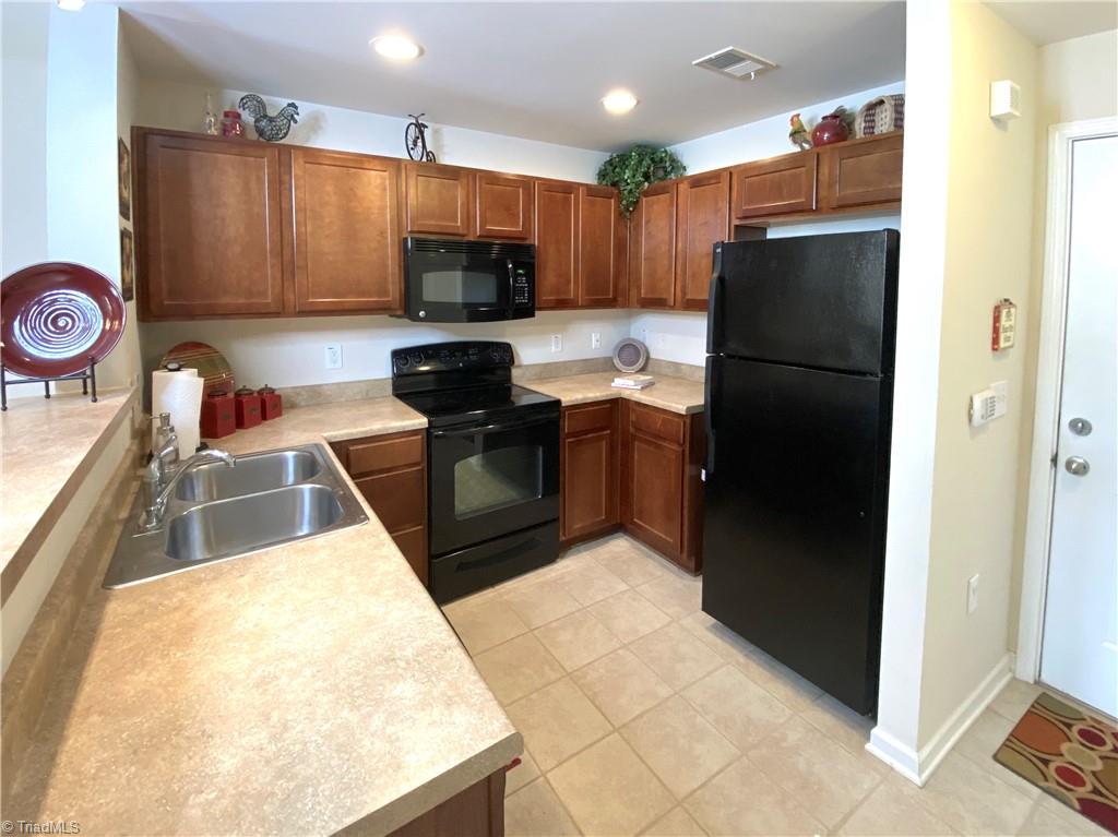 4505 Old Battleground Road Greensboro, NC 27410 - Photo 4 of 19 Breakfast bar in kitchen