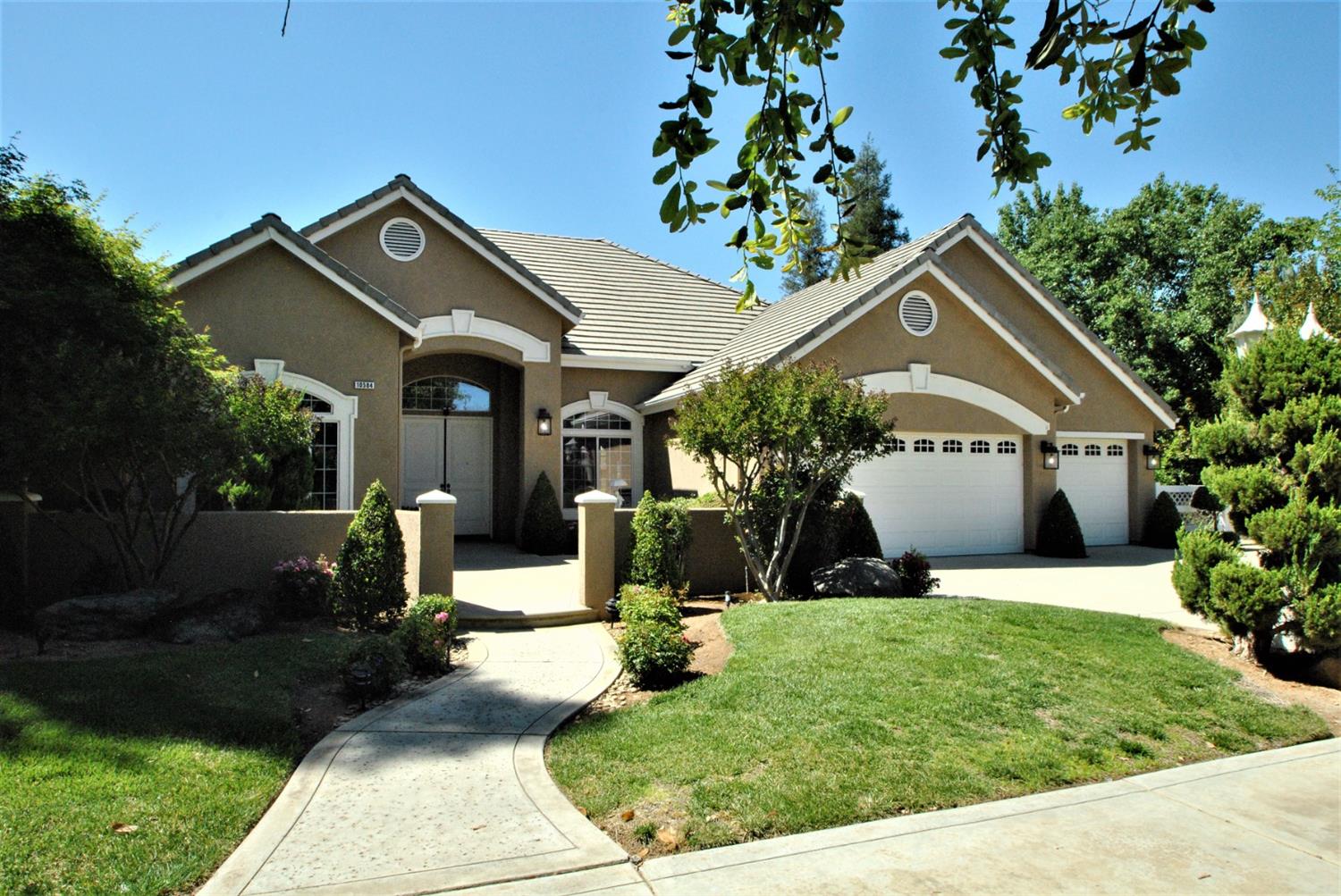 10584 Keats Avenue Clovis, CA 93619 - Photo 5 of 72 a front view of a house with a yard