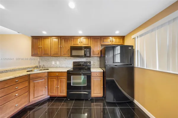 $1,900 | 6075 North Sabal Palm Boulevard, Unit 210, Tamarac, FL 33319