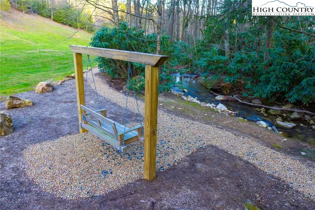 a view of a backyard