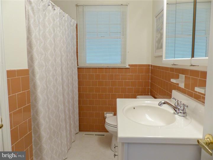 222 Overlook Road Ambler, PA 19002 - Photo 9 of 25 Bathroom