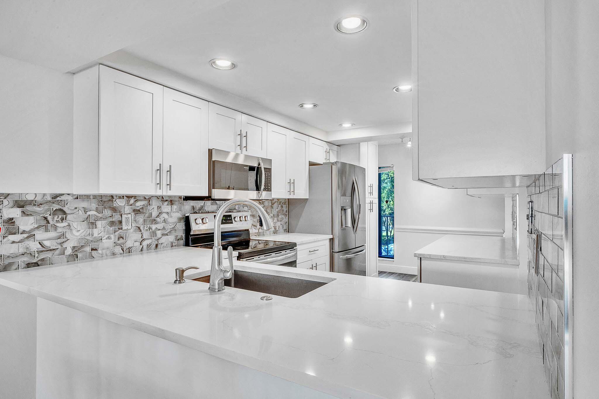 17 Royal Palm Way, Unit 3010 Boca Raton, FL 33432 - Photo 14 of 57 15 Kitchen (3)