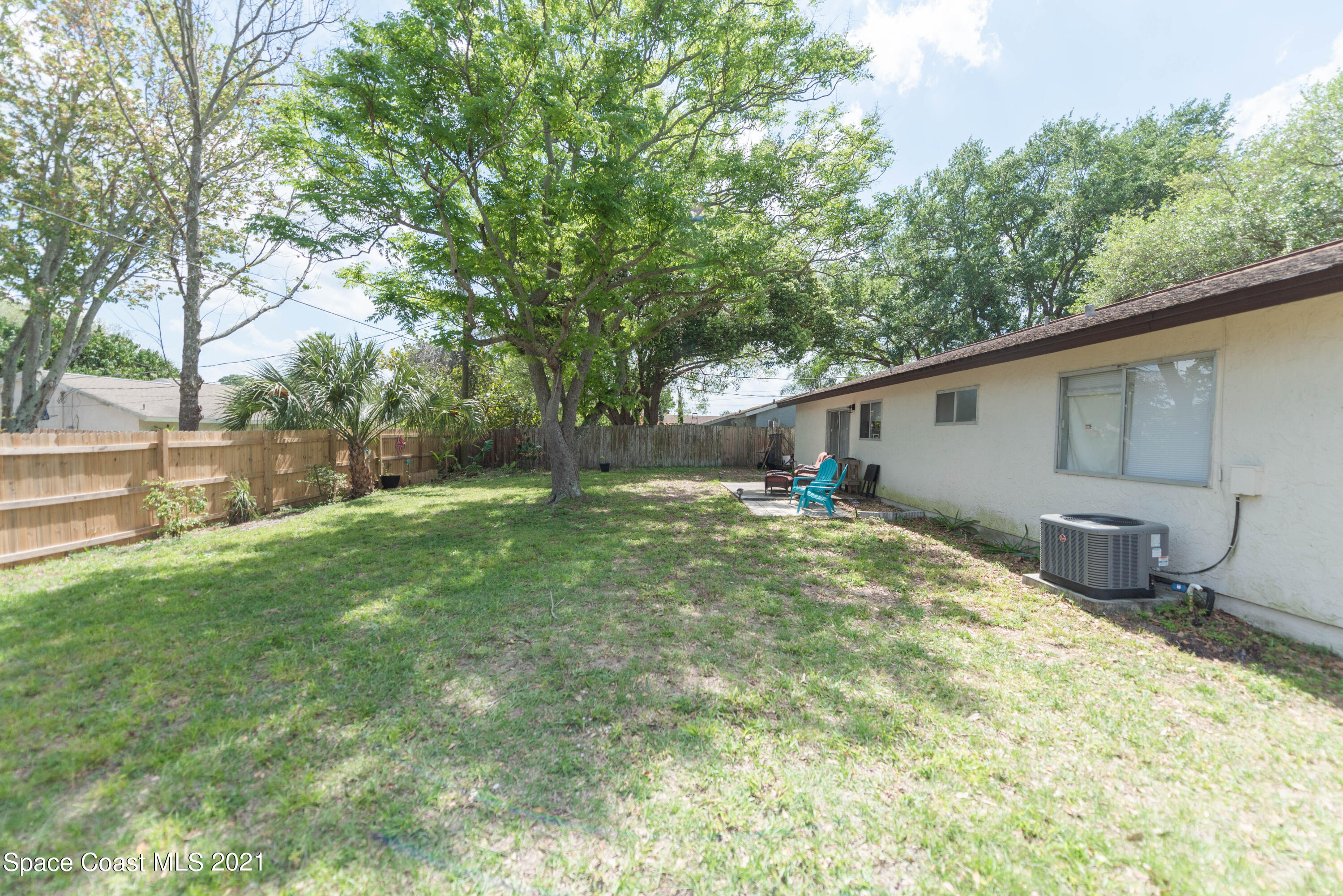 237 Chase Road Cocoa, FL 32927 - Photo 18 of 20 a backyard of a house with table and chairs