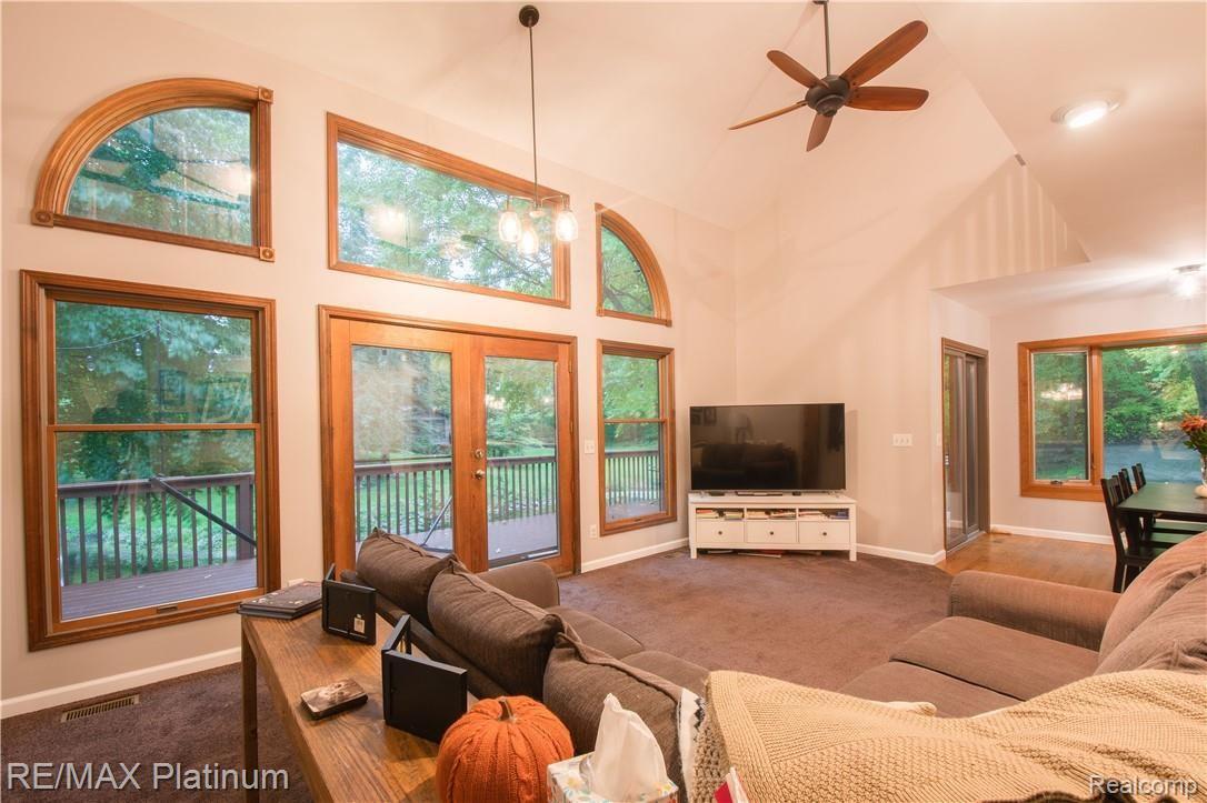 20155 Tipsico Lake Road Holly, MI 48442 - Photo 10 of 34 Living Room w/Vaulted ceiling