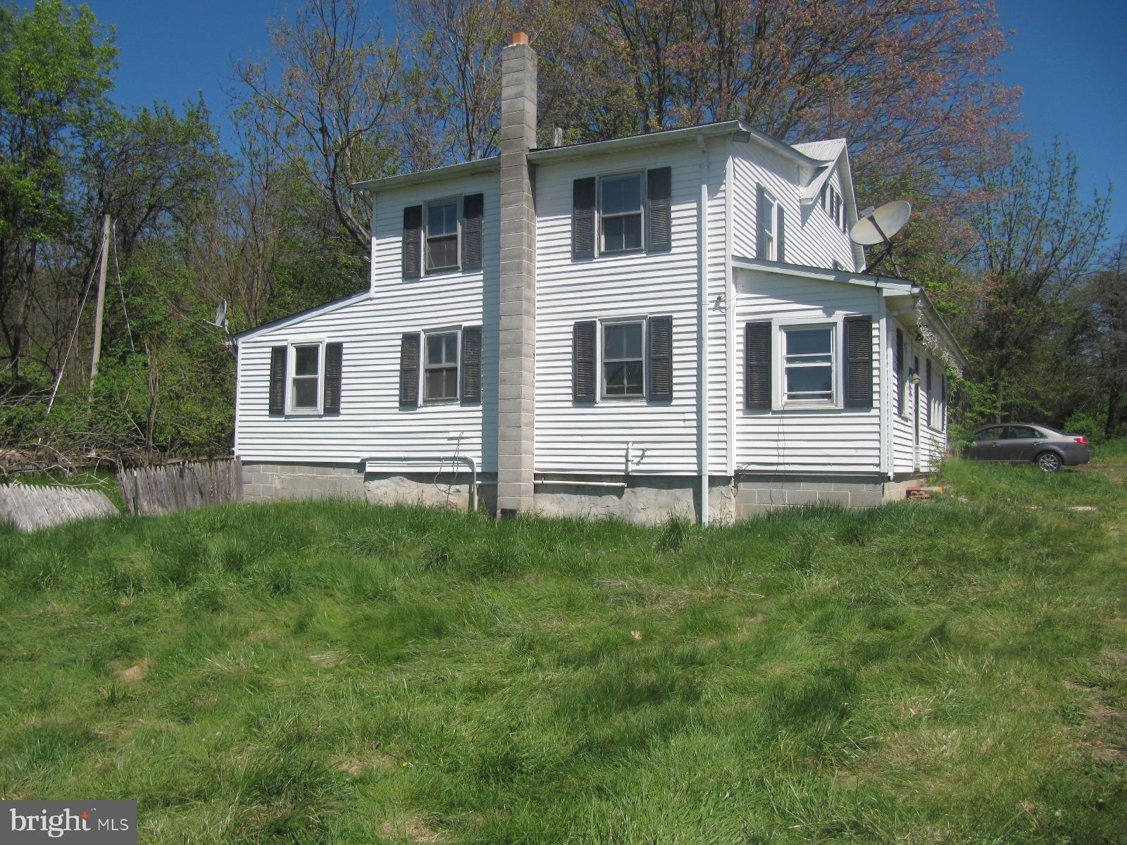 515 Oak Hill Road Gettysburg, PA 17325 - Photo 3 of 32 LEFT SIDE OF HOME