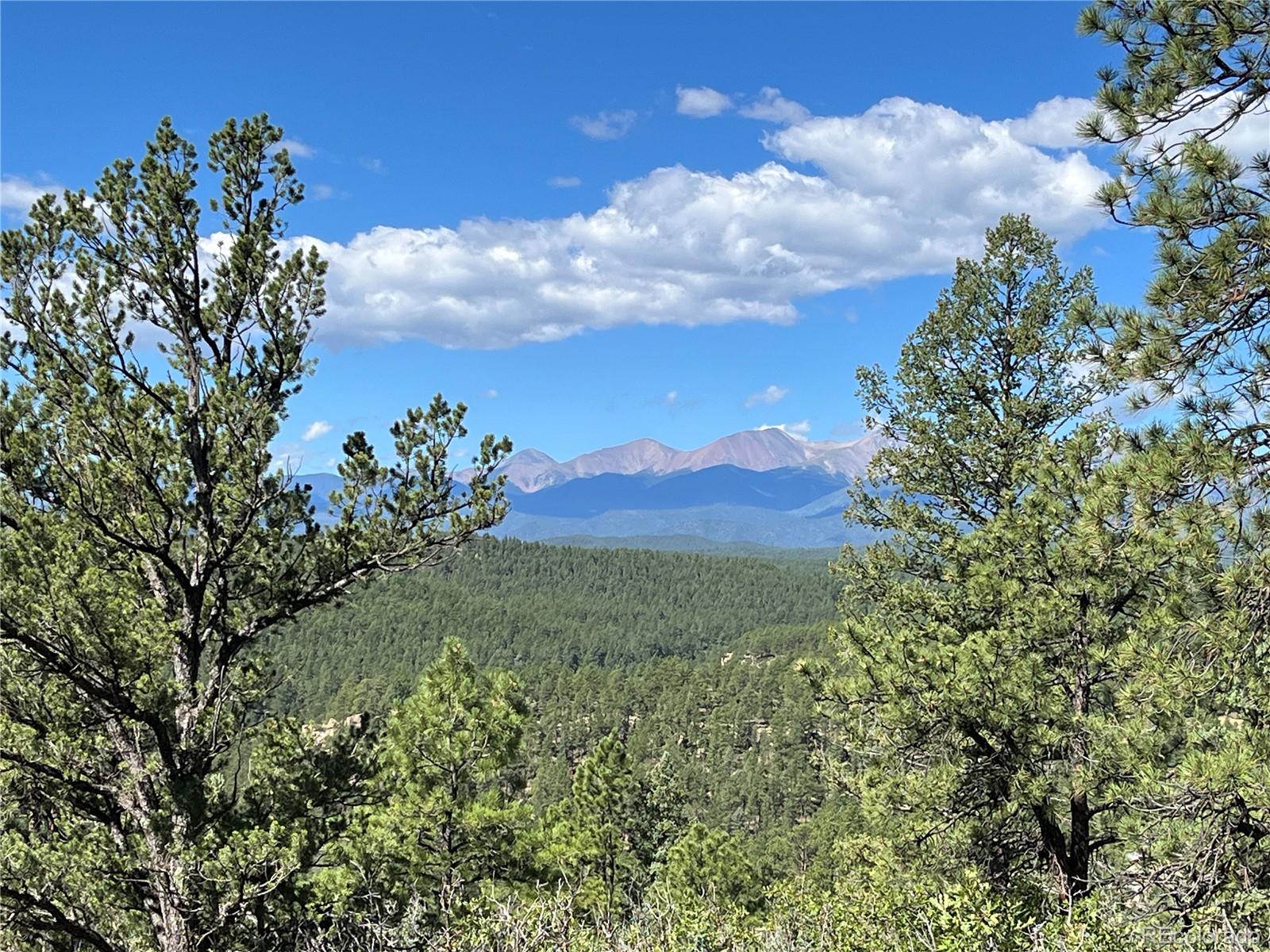 a view of a houses with a yard