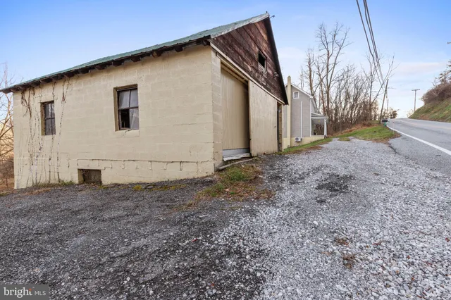a view of a house with backyard