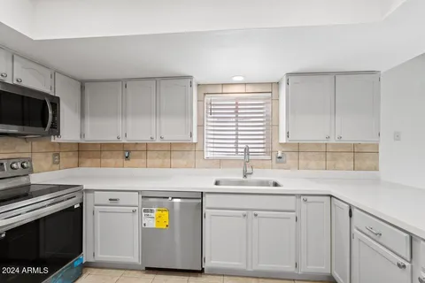 a view of an empty room with a empty space and cabinet