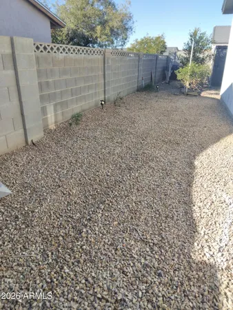 a view of a backyard