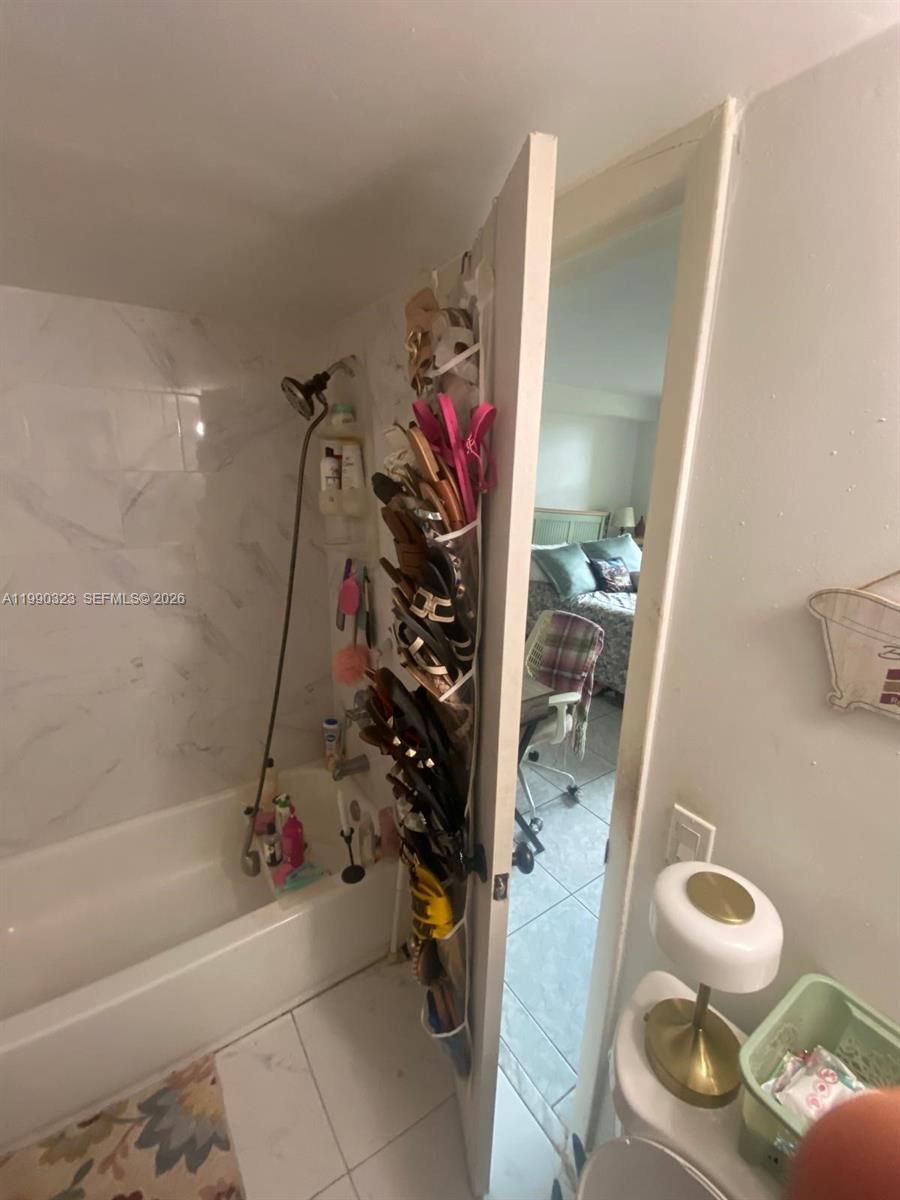 11800 Southwest 18th Street, Unit 1084 Miami, FL 33175 - Photo 27 of 30 a bathroom with a bathtub and a toilet