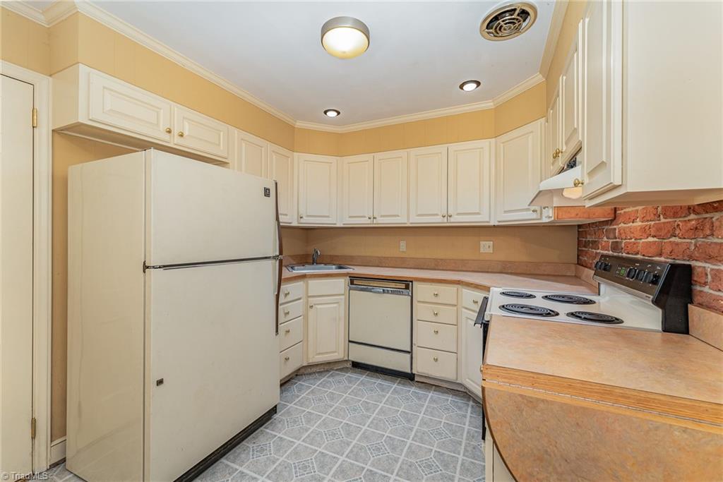 303 Kirk Road Greensboro, NC 27455 - Photo 4 of 26 Kitchen