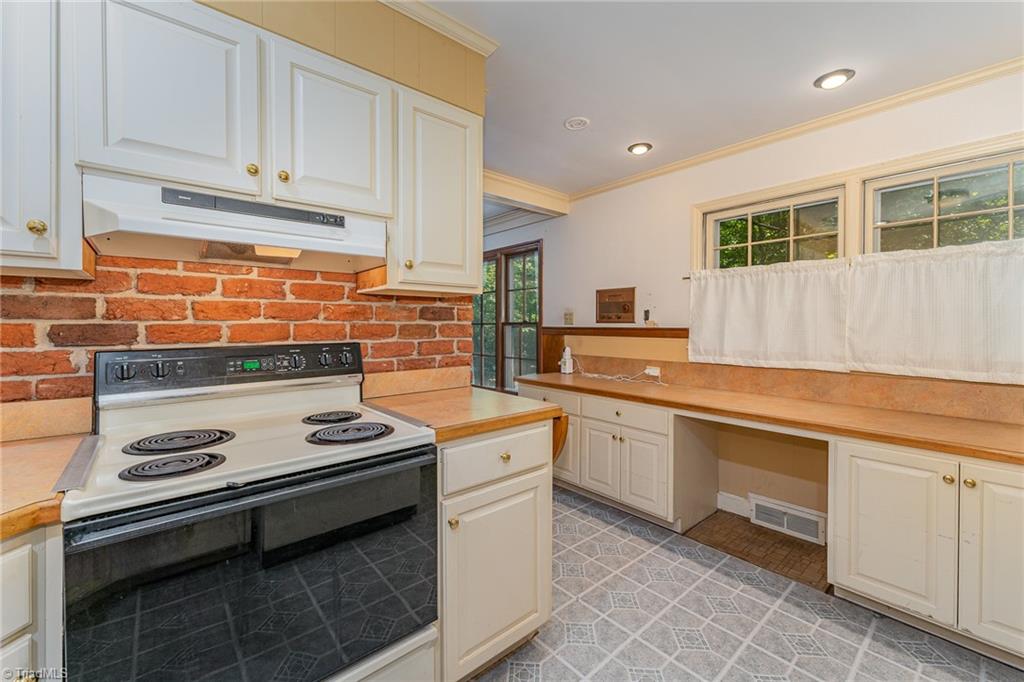 303 Kirk Road Greensboro, NC 27455 - Photo 5 of 26 Gallery Image 5
