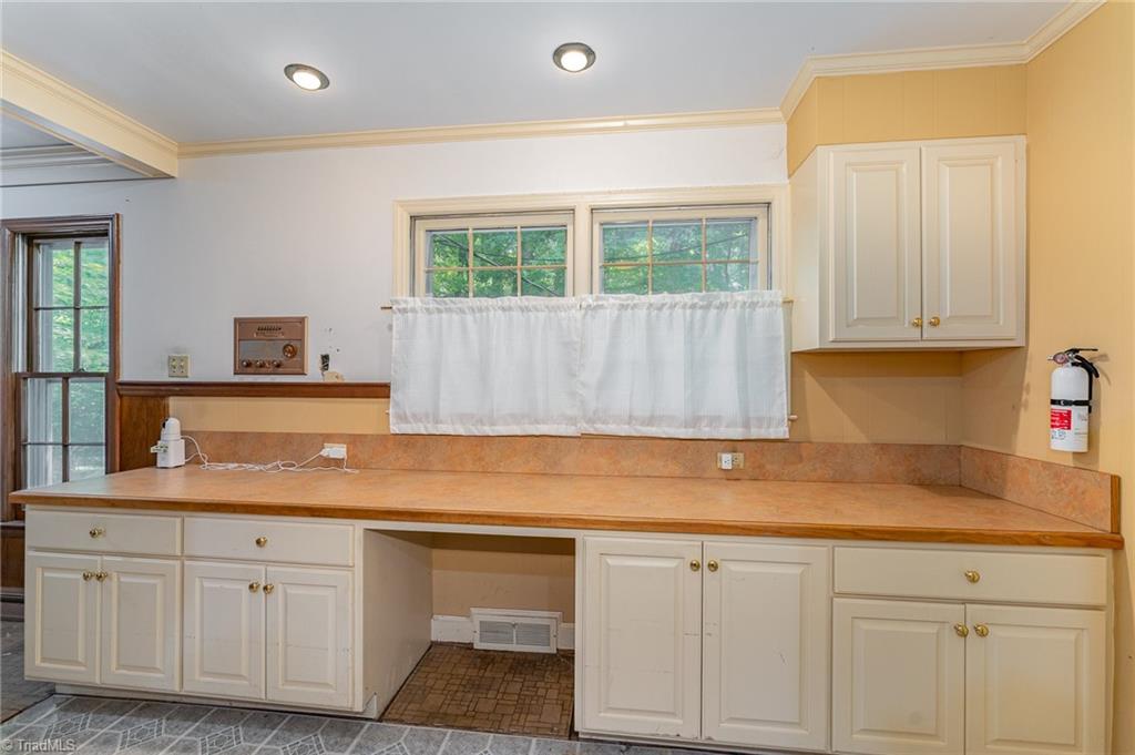 303 Kirk Road Greensboro, NC 27455 - Photo 6 of 26 Gallery Image 6
