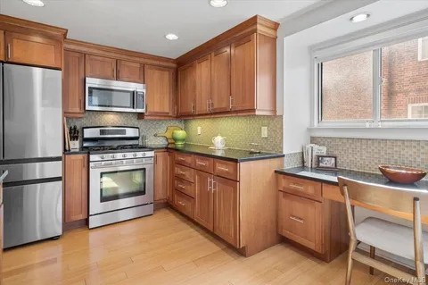 $600,000 | 1020 Warburton Avenue, Unit 5A, Yonkers, NY 10701