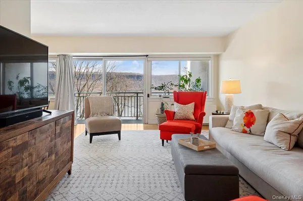 $600,000 | 1020 Warburton Avenue, Unit 5A, Yonkers, NY 10701