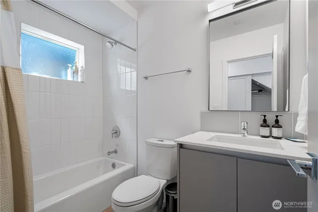 $938,000 | 1300 East Remington Court, Unit B, Seattle, WA 98122