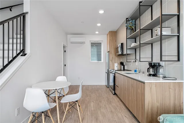 $938,000 | 1300 East Remington Court, Unit B, Seattle, WA 98122