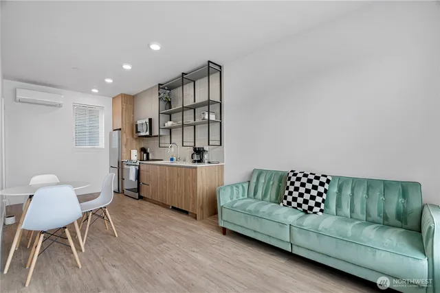 $938,000 | 1300 East Remington Court, Unit B, Seattle, WA 98122