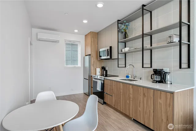 $938,000 | 1300 East Remington Court, Unit B, Seattle, WA 98122