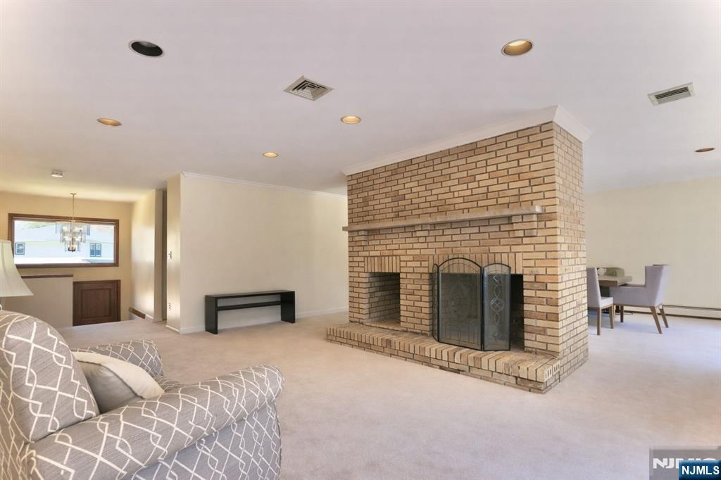 442 Marlboro Road Englewood, NJ 07631 - Photo 4 of 31