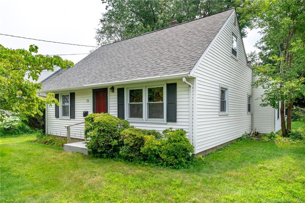 a view of a house with a backyard