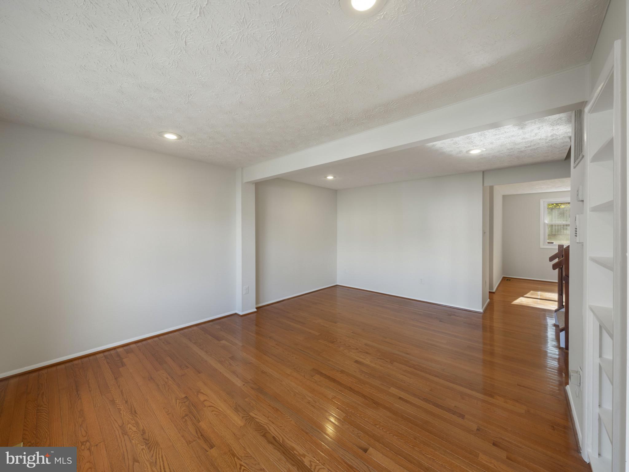 8027 Tyson Oaks Circle Vienna, VA 22182 - Photo 3 of 29