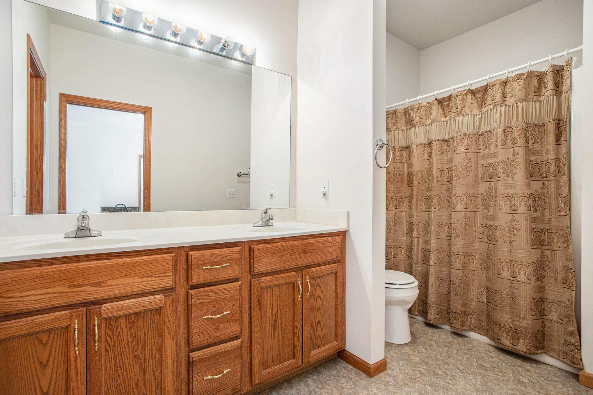 18 West Suttons Ridge Battle Creek, MI 49014 - Photo 21 of 41 Primary Bathroom