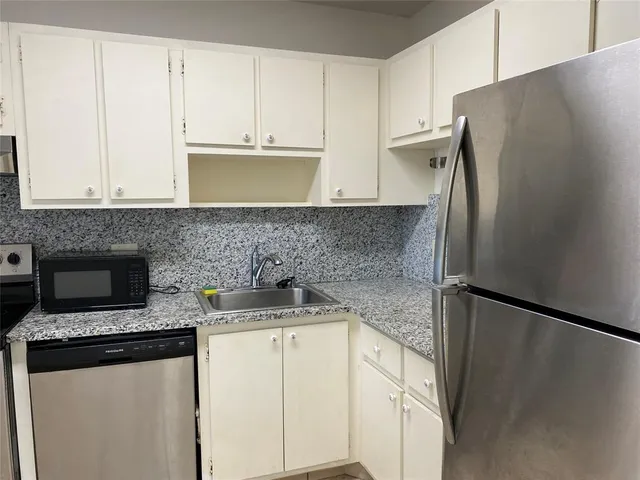 $1,300 | 7807 Golf Cir Drive, Unit 306, Margate, FL 33063