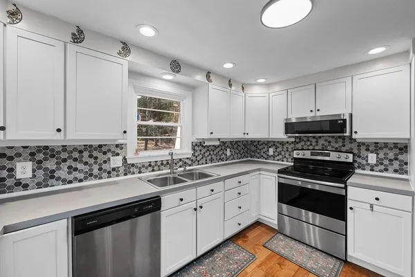 $449,900 | 21 Dug Hill Road, Holland, MA 01521