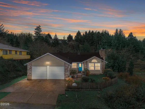 $524,500 | 230 Southwest Cedar Street, Waldport, OR 97394