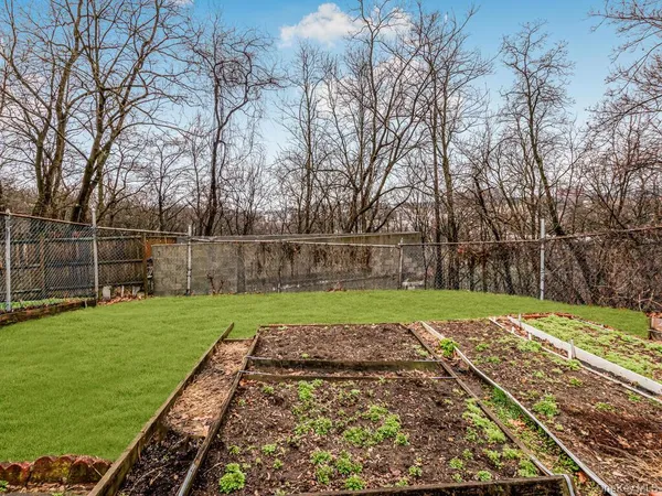 a view of a back yard
