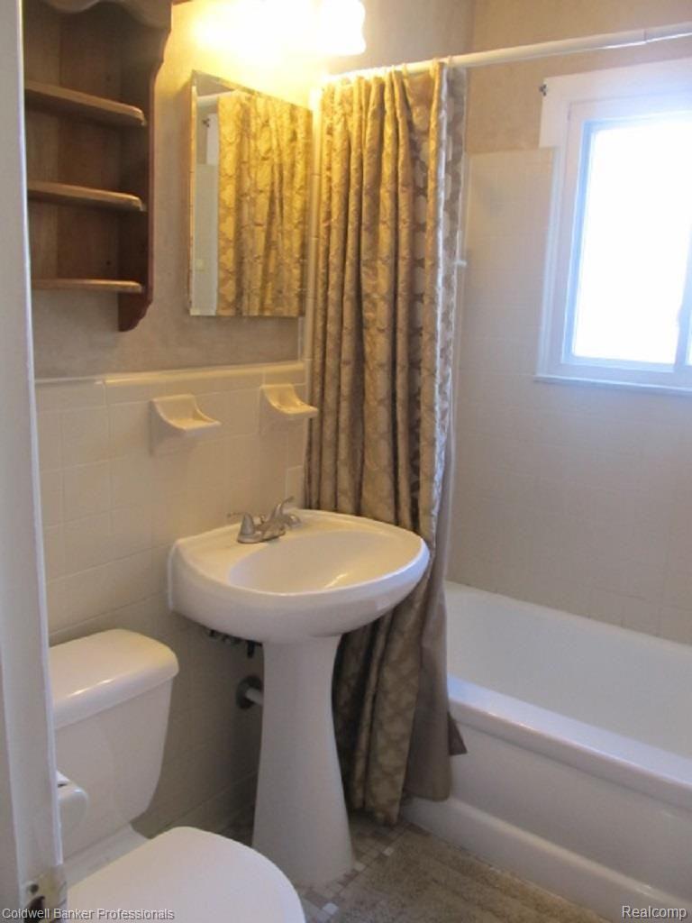 14119 Hannan Road Romulus, MI 48174 - Photo 13 of 19 Bathroom.jpg