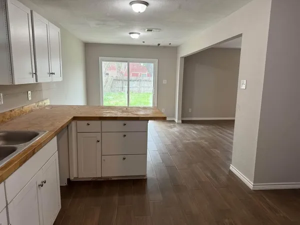 $1,900 | 1609 Camille Street, Pasadena, TX 77506