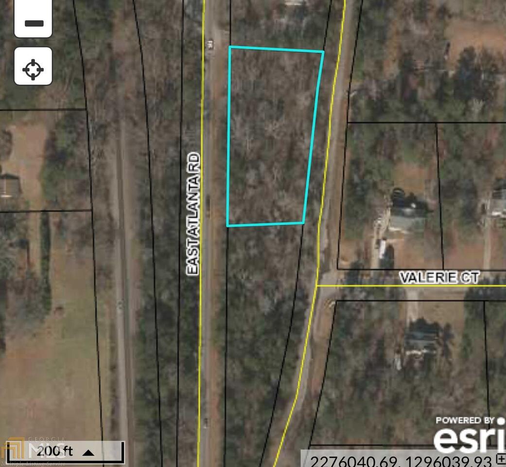 0 East Atlanta Road, Unit VALERIE CT Stockbridge, GA 30281 - Photo 2 of 15 a bathroom with a glass shower door