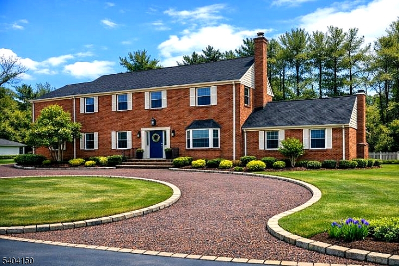 a view of a yard in front of house