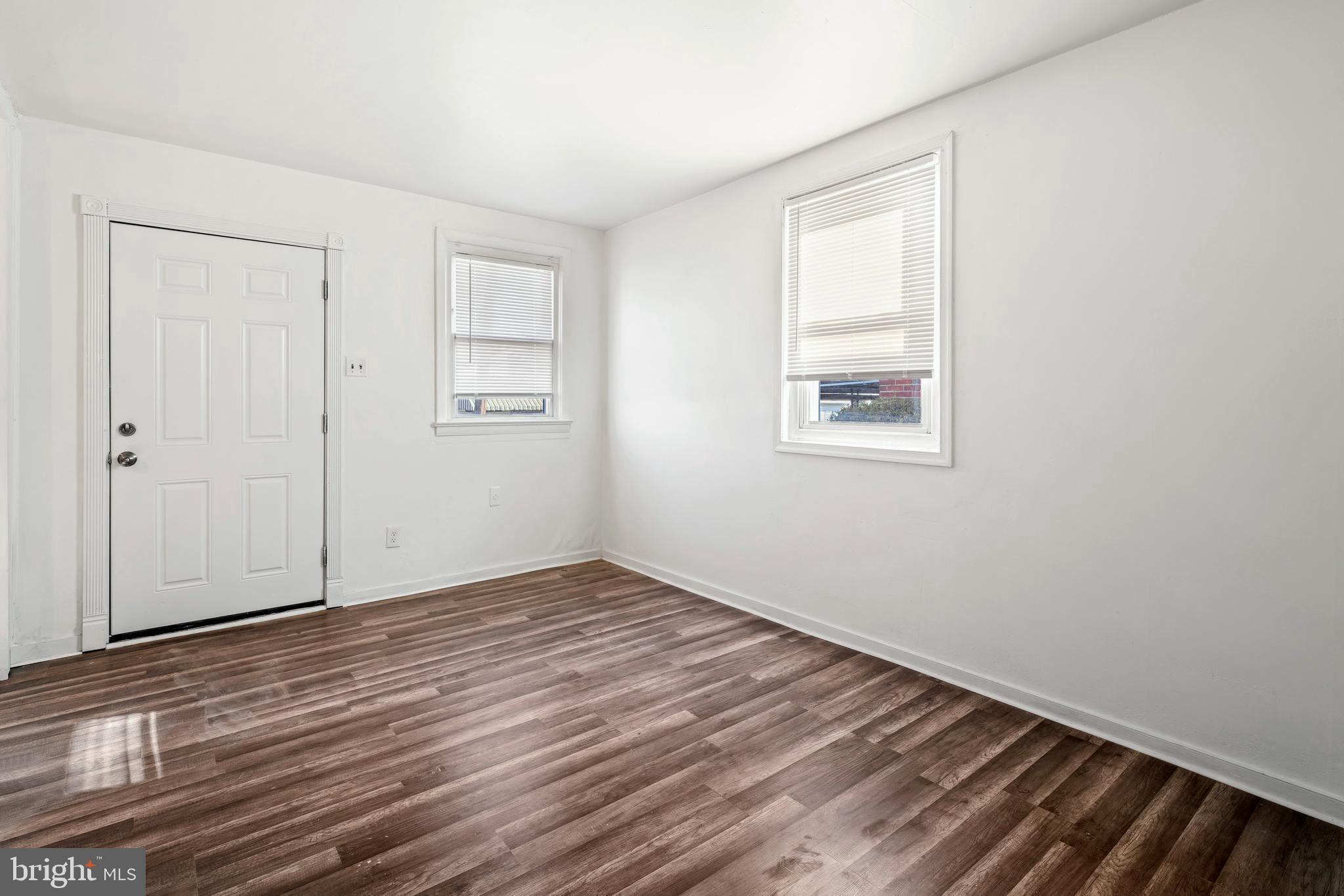 930 Burnside Road Sharon Hill, PA 19079 - Photo 5 of 35 Living room