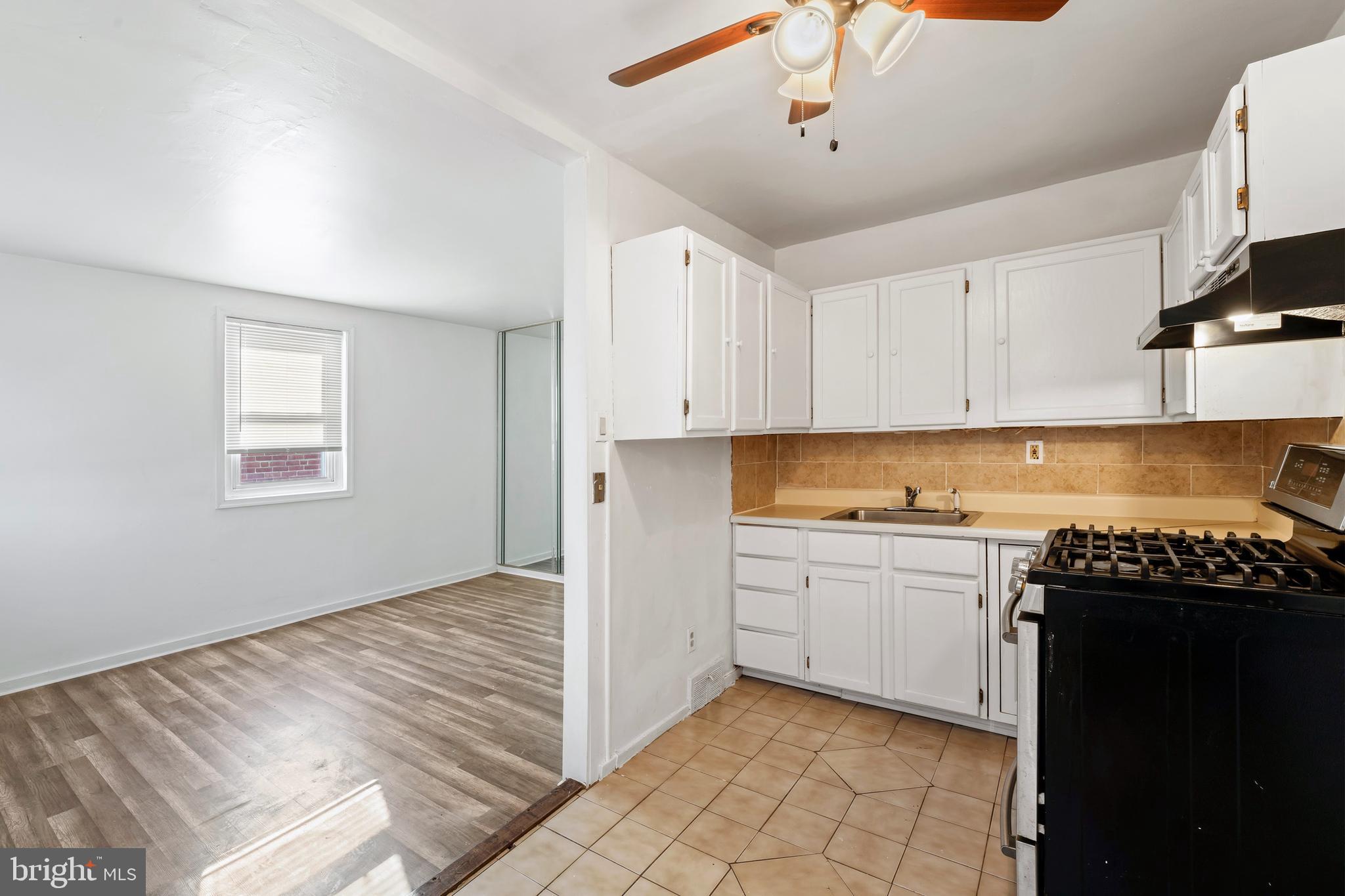 930 Burnside Road Sharon Hill, PA 19079 - Photo 6 of 35 Kitchen