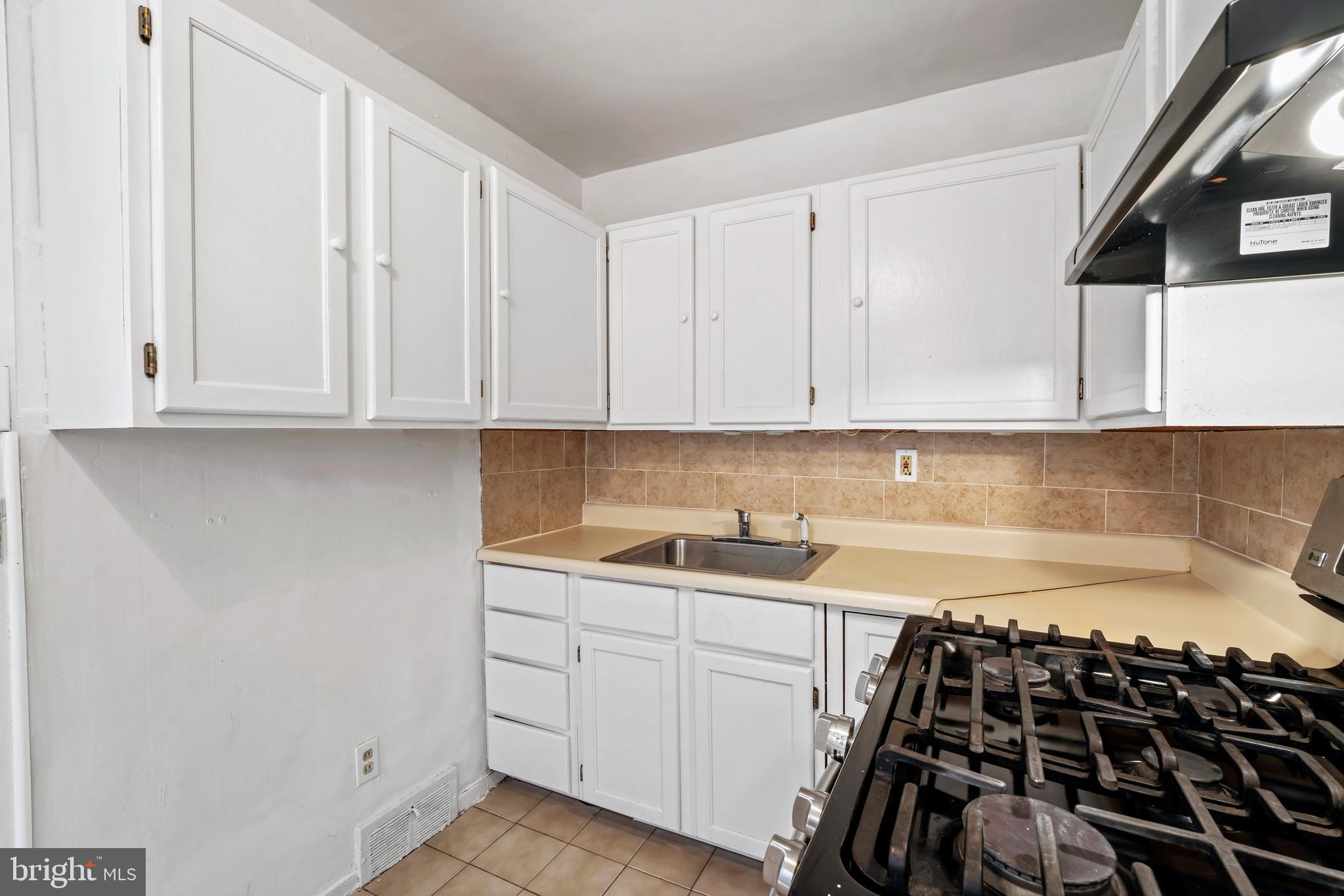 930 Burnside Road Sharon Hill, PA 19079 - Photo 9 of 35 Kitchen