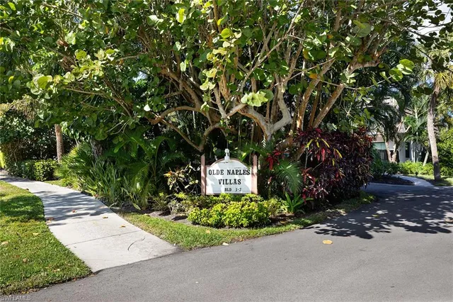 $895,000 | 465 Broad Avenue South, Unit 1A, Naples, FL 34102