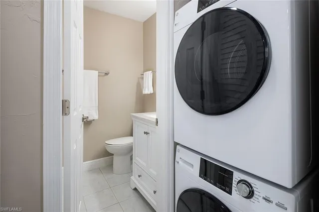 $895,000 | 465 Broad Avenue South, Unit 1A, Naples, FL 34102